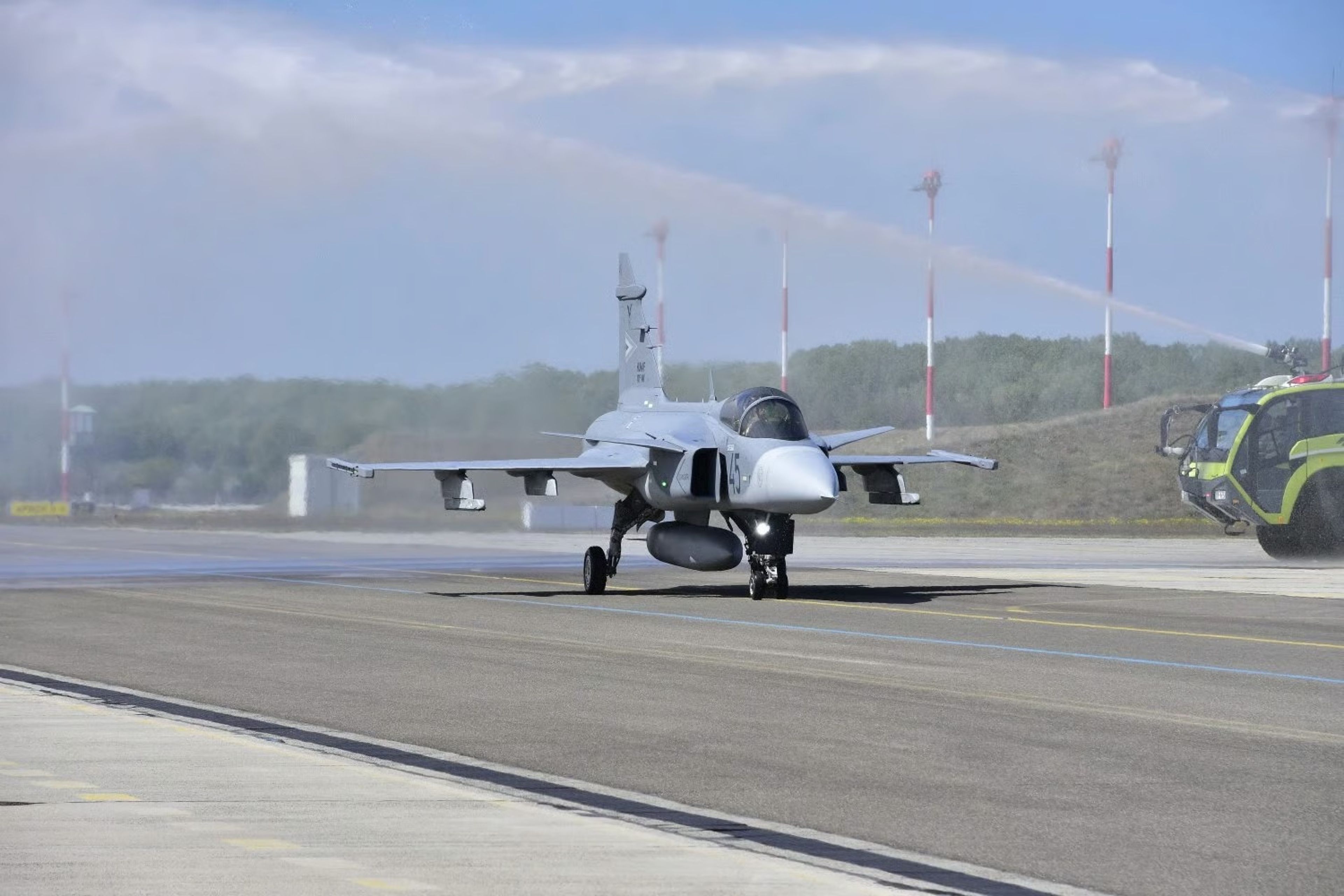 Macaristan Gripen C savaş uçaklarının ilk teslimatını aldı