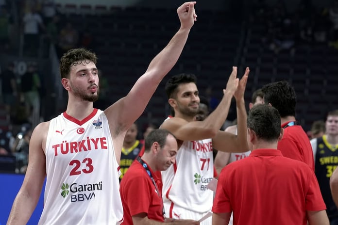 12 Dev Adam'dan geri dönüş zaferi: A Milli Basketbol Takımı, çeyrek final biletini aldı