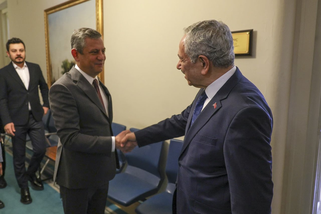 Ankara fısıltıları: CHP’de ‘’Arınç ile görüşme’’ krizi 