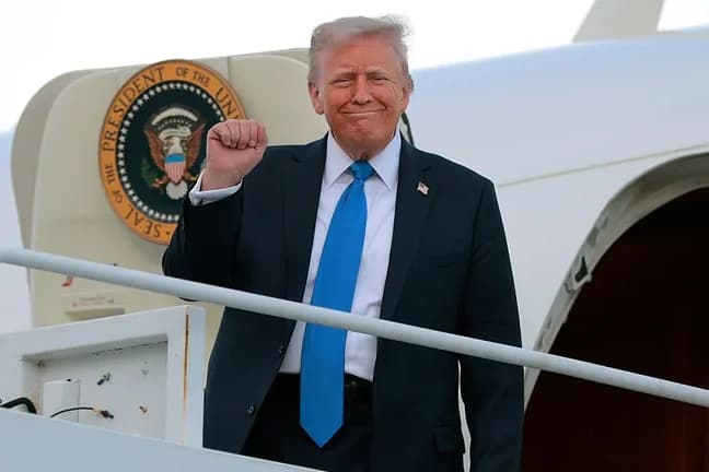 Air Force One'da Trump öncesi acil durum kaydırağı açıldı