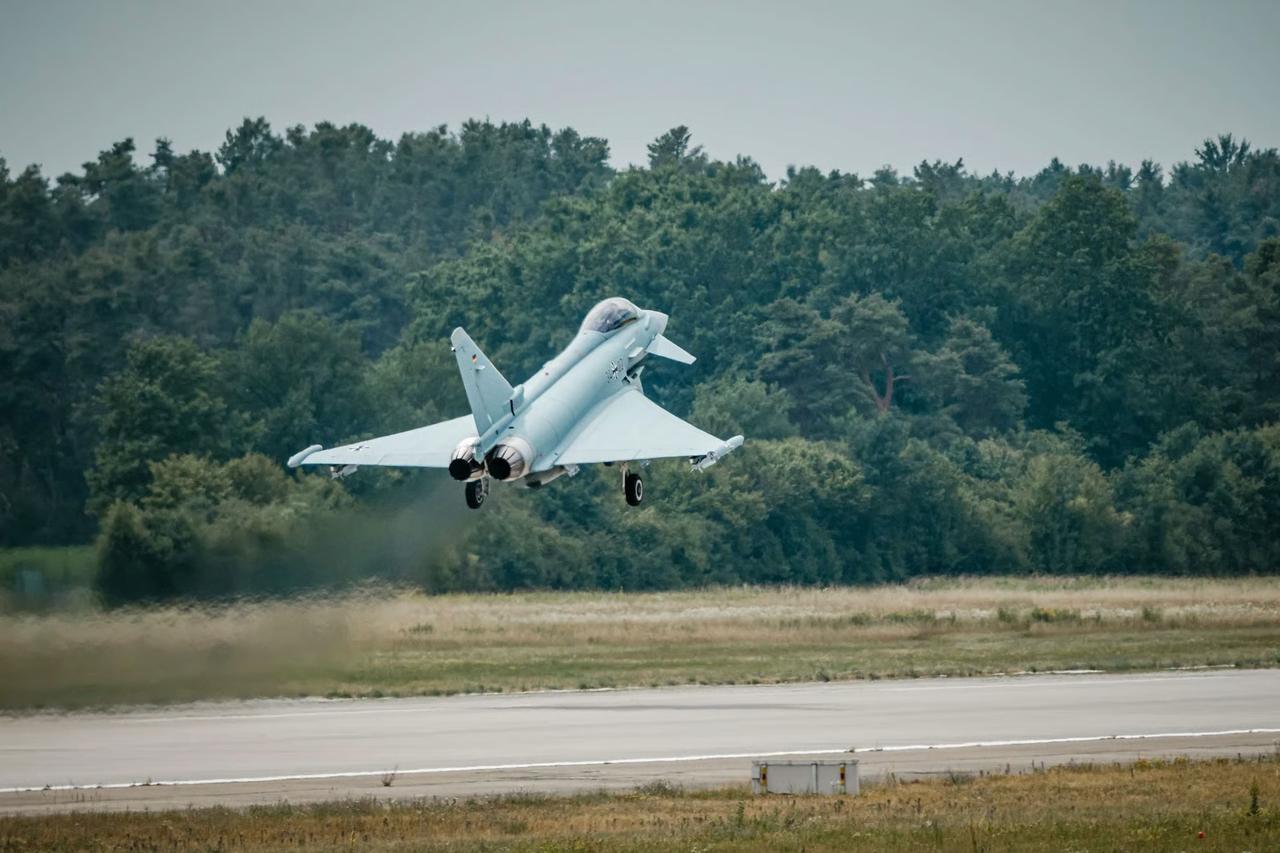 Almanya'nın ilk Tranche 4 Eurofighter savaş uçağı ilk uçuşunu gerçekleştirdi