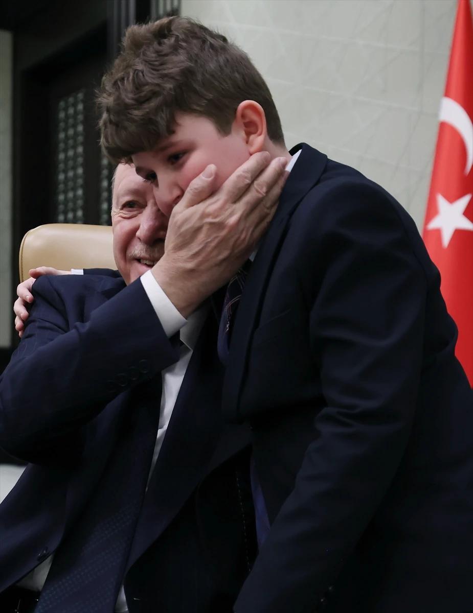Cumhurbaşkanı Erdoğan 23 Nisan dolayısıyla çocukları makamında ağırladı