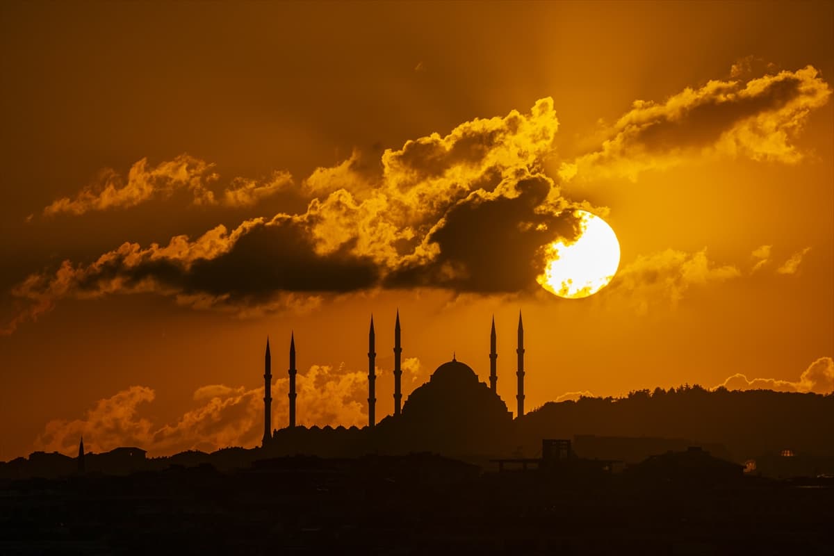 İstanbul'da gün doğumu büyüledi! Büyük Çamlıca Camii’nden eşsiz manzara