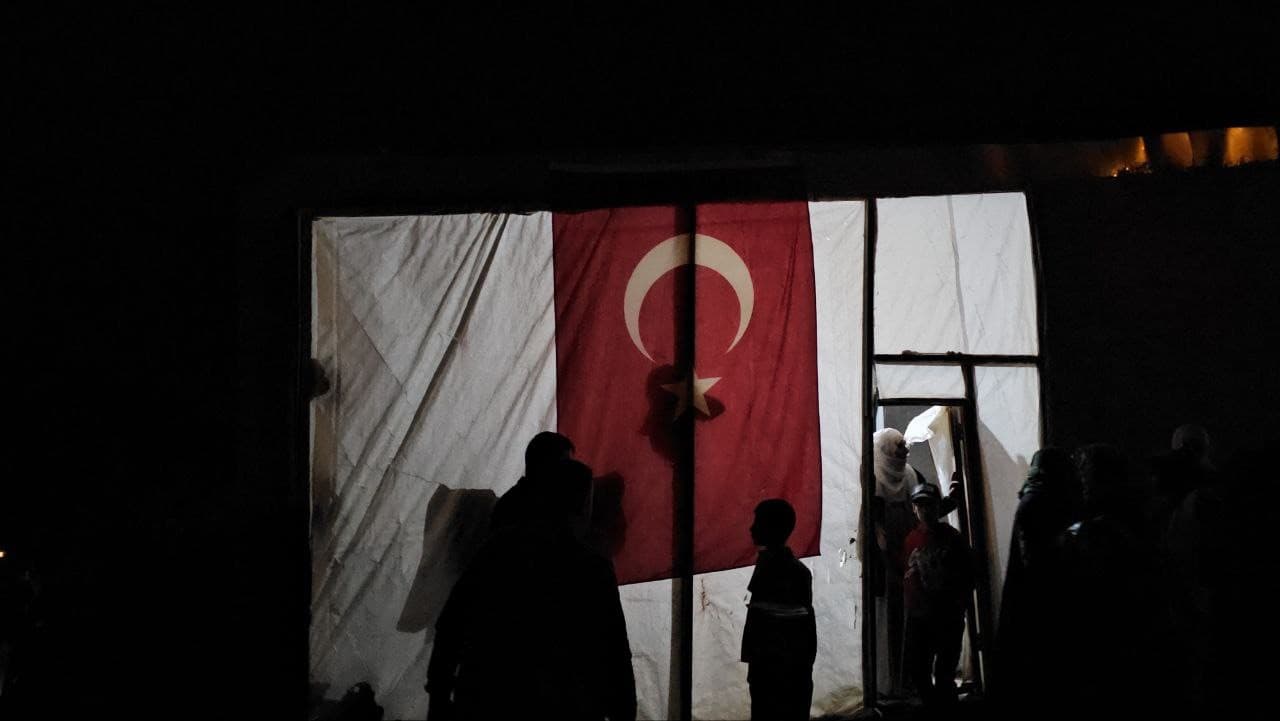 Şehitlerimizin baba evine Türk Bayrağı asıldı