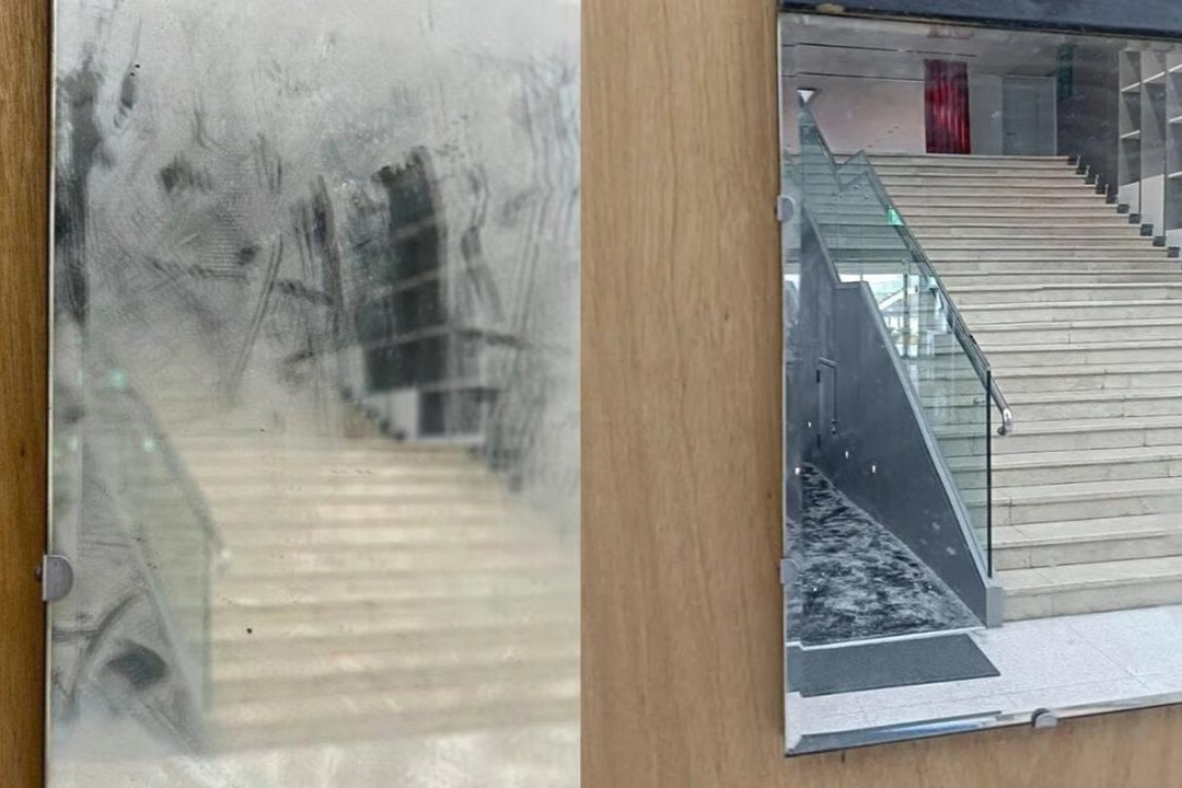 Kirli ayna sanıp sildiği sanat eserini yok etti