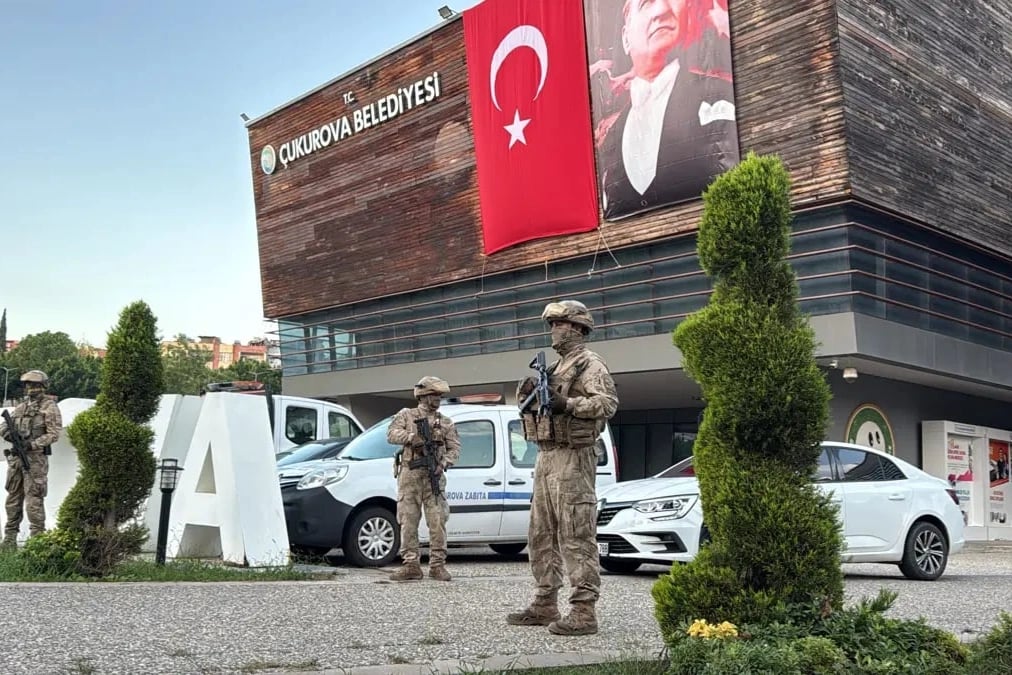Çukurova Belediyesi’ne operasyon: Belediye Başkanı Emrah Kozay dahil 34 tutuklama