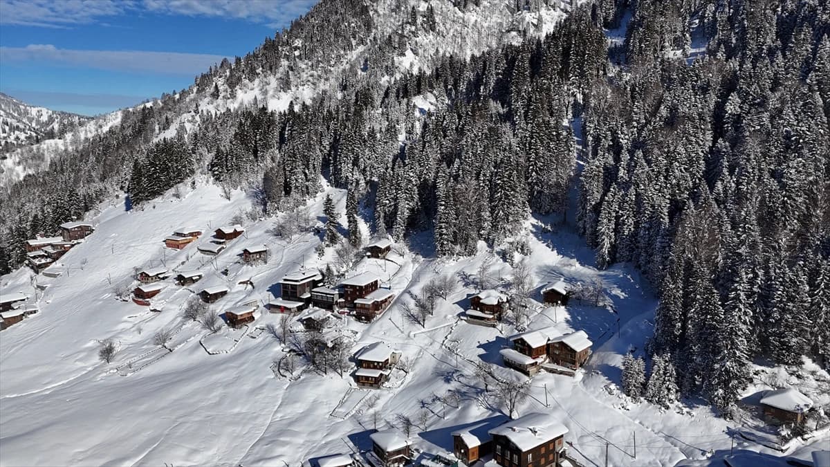 Ayder Yaylası beyaz gelinliğini giydi: Kar kalınlığı 60 santimetreye ulaştı