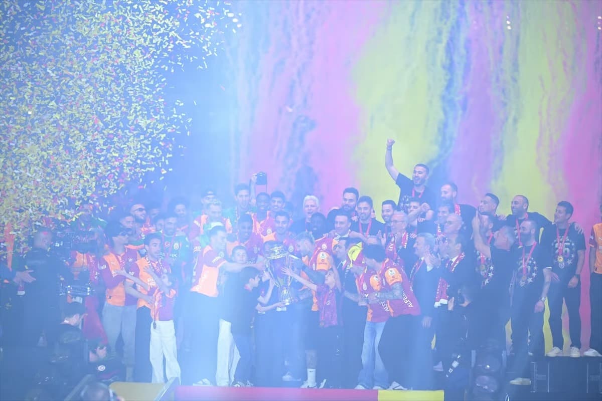 Galatasaray 26. şampiyonluk kupasını RAMS Park'ta kaldırdı