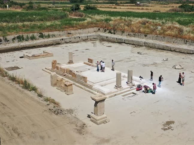 Magnesia Antik Kenti'nde agora gün yüzüne çıkıyor