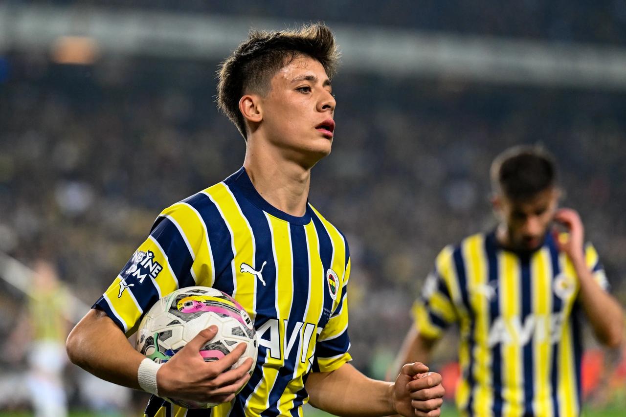 Arda Güler Fenerbahçe forması giyiyor