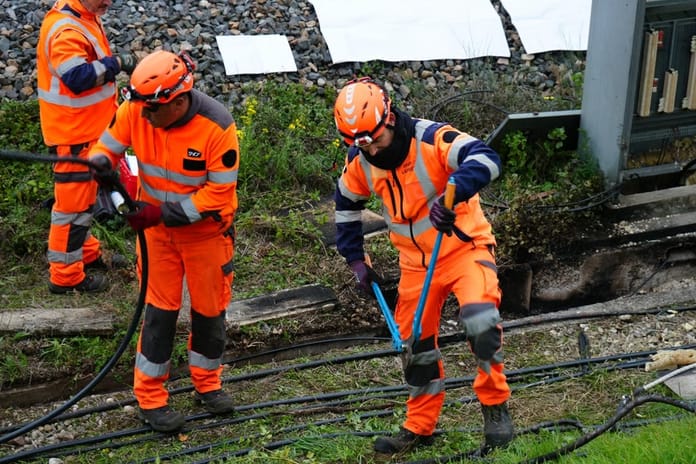 Fransa’da tren hatlarına sabotaj: Sinyal kabloları kundaklandı