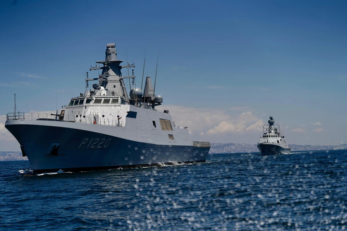 Pakistan MİLGEM gemisi Khaibar ve AKHİSAR karakol gemisi aynı anda seyirde