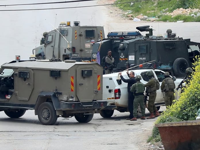 İsrail güçleri Batı Şeria’daki El-Halil kentinde evlere baskın düzenledi