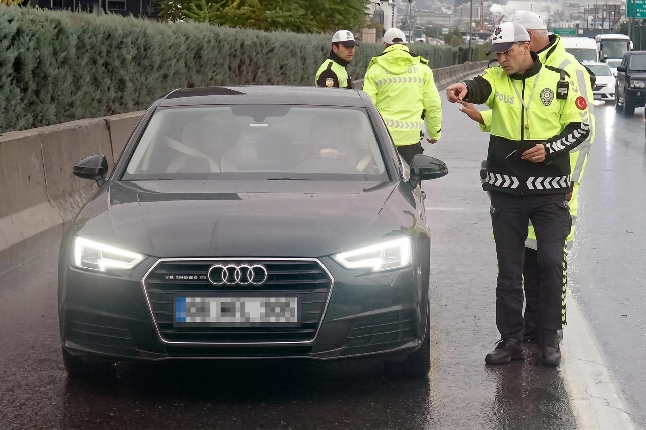 MHP’li Feti Yıldız’dan milletvekillerine 'çakar' uyarısı! "Bakkala giderken kullananları gördük"
