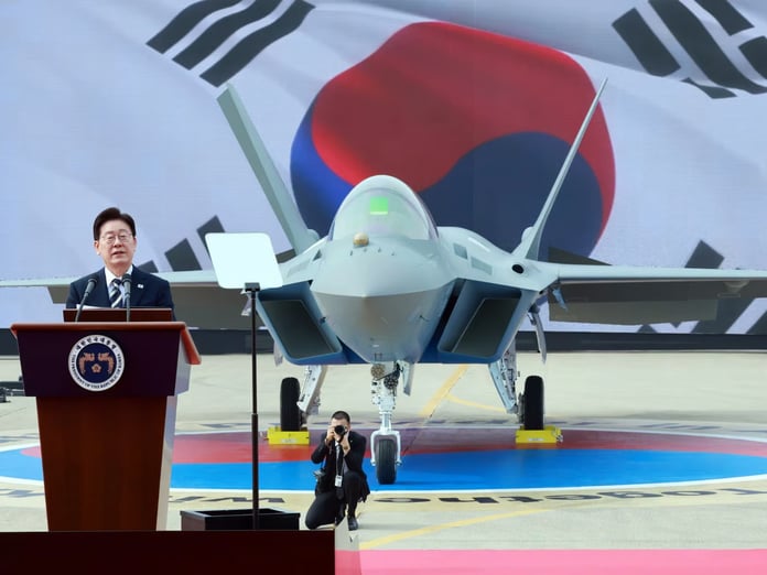 Güney Kore, KF-21 savaş uçağının seri üretim ilk platformunu tanıttı