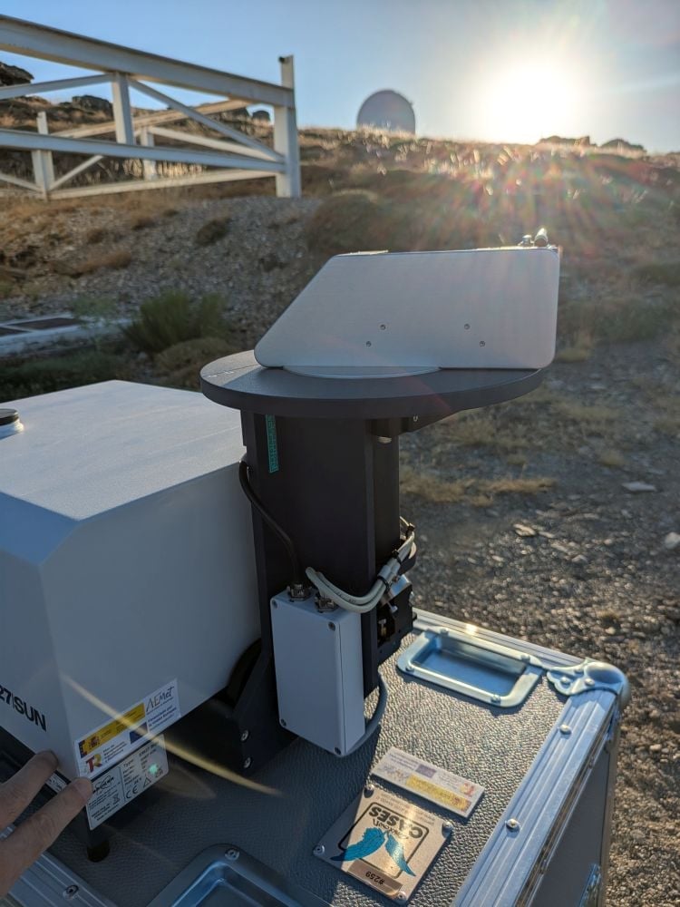 Bu görüntü, neredeyse CAHA 3,5 m teleskopu yönünde Güneş'i gözlemleyen COCCON-İspanya ağının EM27/SUN cihazını göstermektedir. 