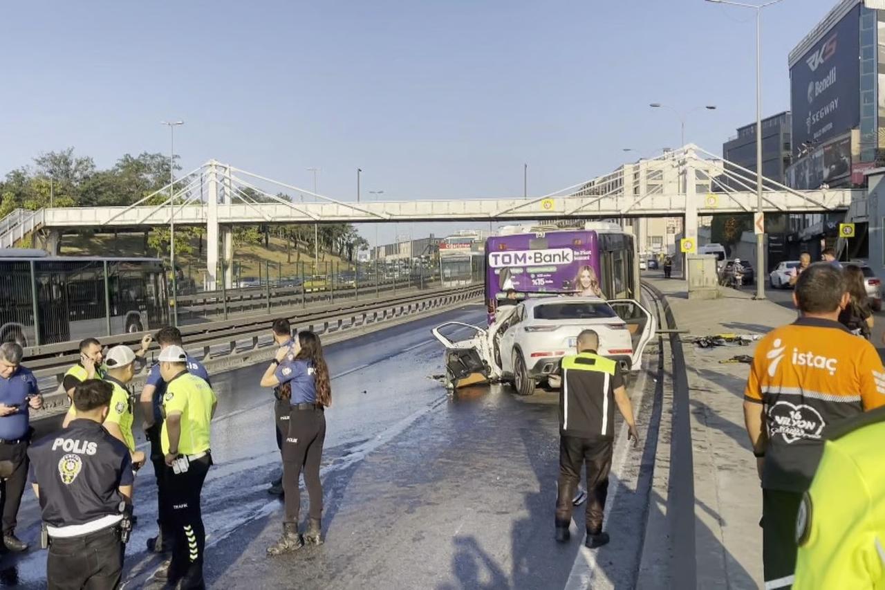 Küçükçekmece'de otomobi İETT'ye çarptı: Ölüler var