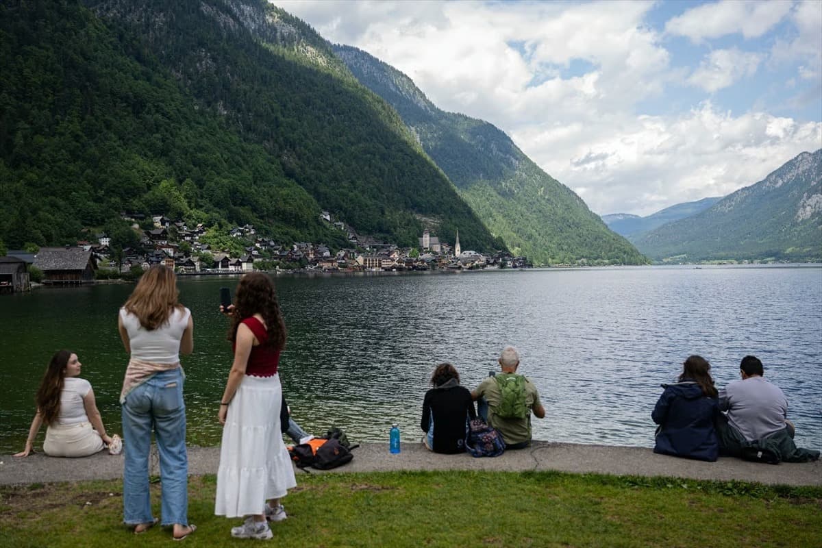 Hallstatt göl manzarasıyla huzurlu anlar yaşatıyor