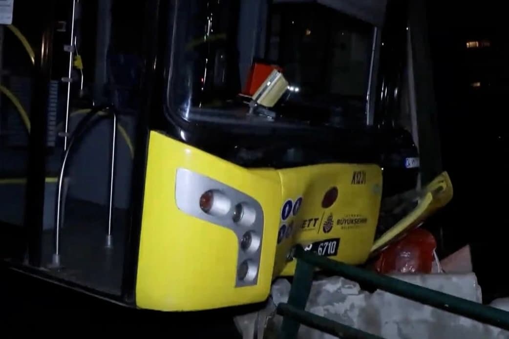 İETT otobüsü bariyere çarptı