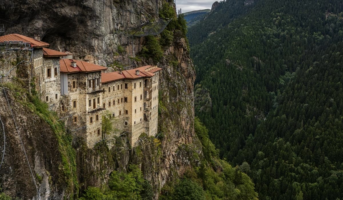 Trabzon dağlarının sarp yamaçlarındaki tarih: Sümela Manastırı
