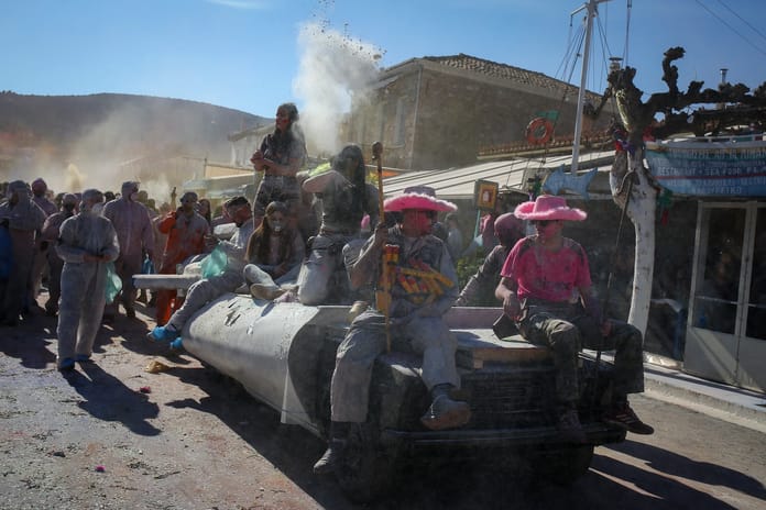 Kasaba naylonlara büründü