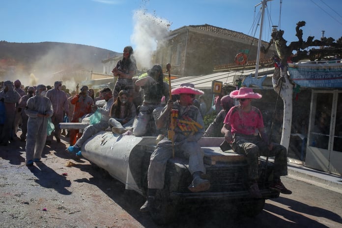 Kasaba naylonlara büründü