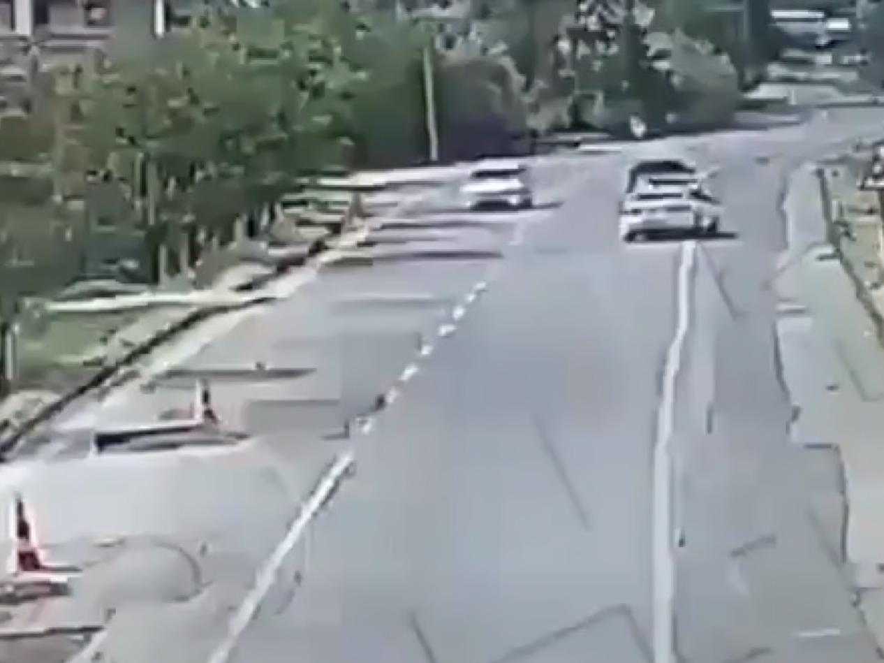 İki otomobil kafa kafaya çarpıştı