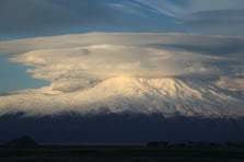 Ağrı Dağı zirvesinde göz kamaştıran mercek bulutu