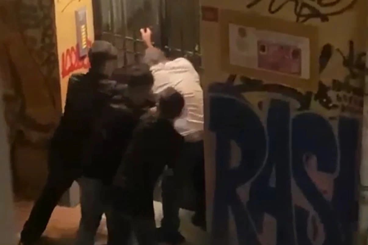 Sokak ortasında adamı darp eden 4 kişi tutuklandı
