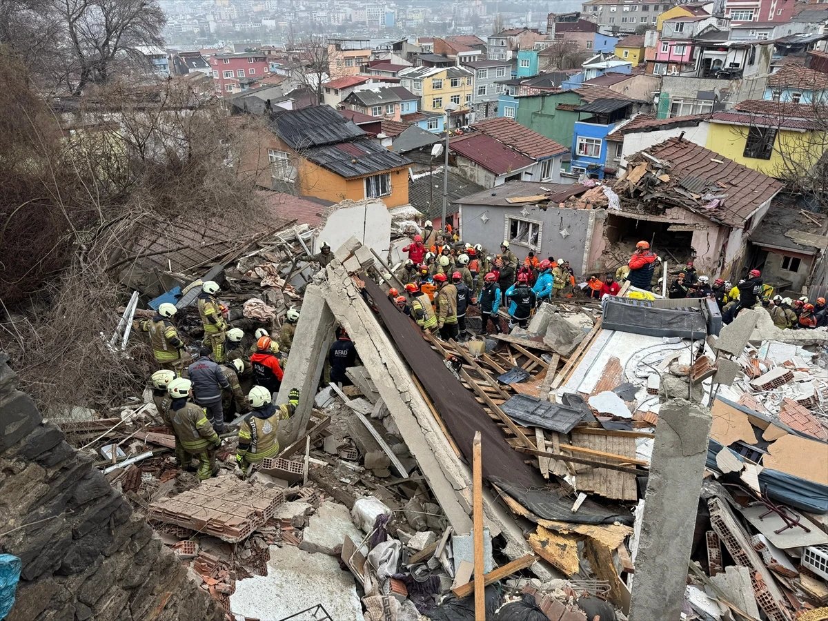 İstanbul Fatih’te 2 bina çöktü! Göçükte mahsur kalanlar var