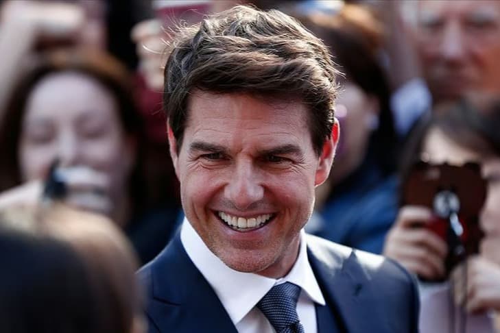 Tom Cruise yanan paraşütle yaptığı atlamalarla rekor kırdı