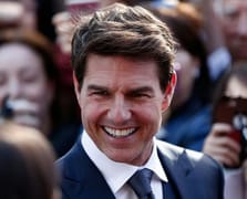 Tom Cruise yanan paraşütle yaptığı atlamalarla rekor kırdı