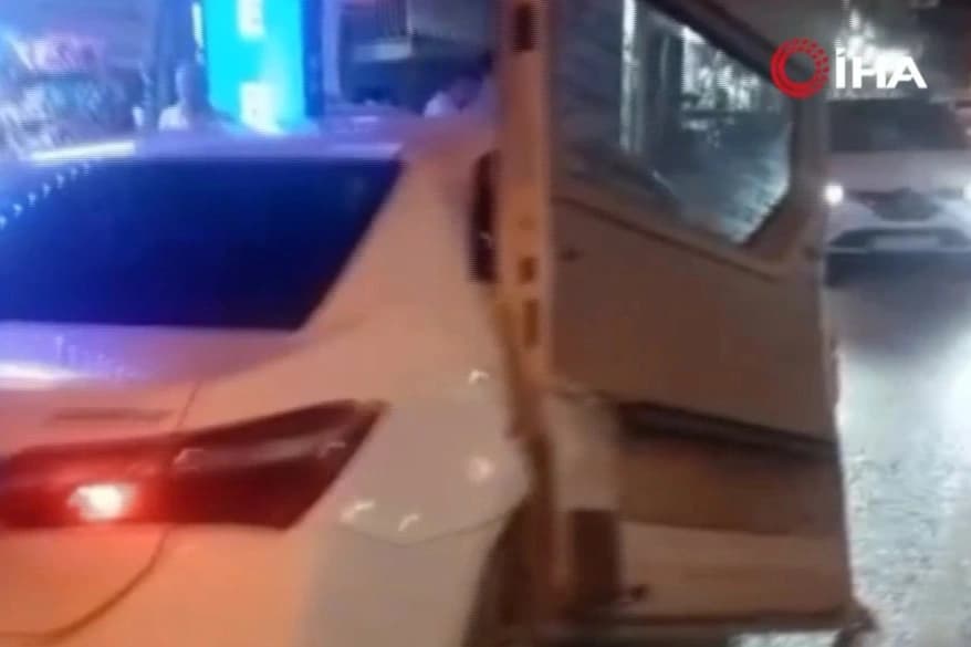 Çarptığı otomobilde kapısını bıraktı