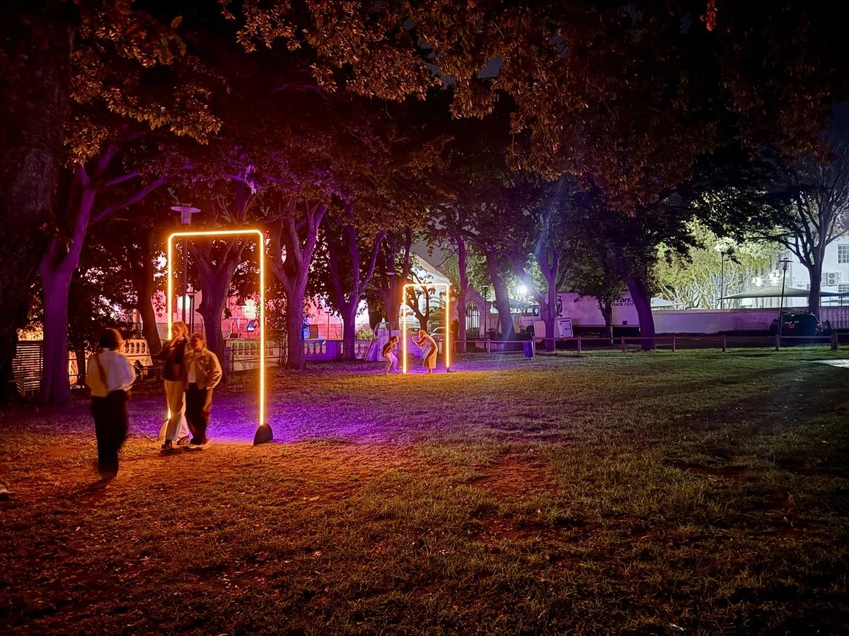 Cape Town'daki ışık festivali renkli görüntülere sahne oldu