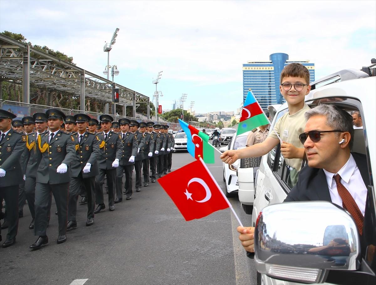 Azerbaycan'da Silahlı Kuvvetler Günü geçit töreniyle kutlandı