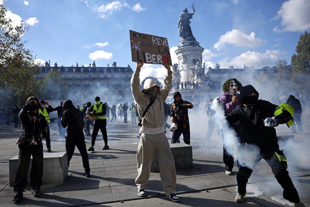 Paris'te sokaklar savaş alanına döndü