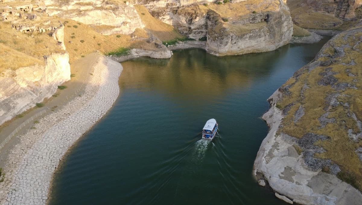 Ilısu Baraj Gölü ziyaretçilerine tarihi panorama sunuyor