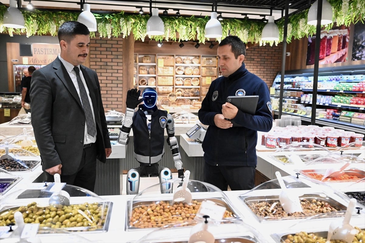 İnsansı robot MEGA, zabıta ekipleriyle denetimde