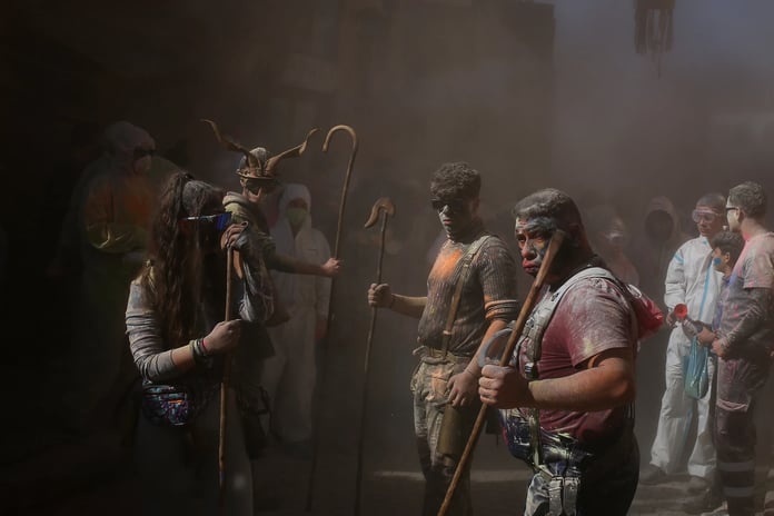 Geleneksel müzik ve dansların eşliğinde