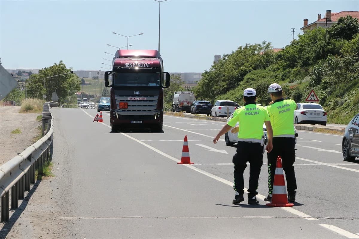 Tekirdağ'da bayram yoğunluğuna karşı ağır tonajlı araçlara İstanbul yönü kısıtlaması