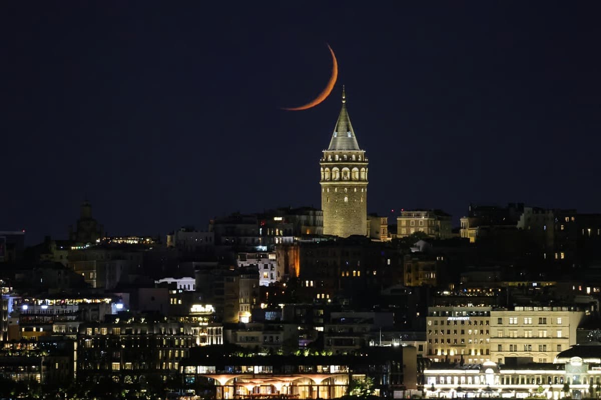 Galata Kulesi ve hilalin kartpostallık buluşması
