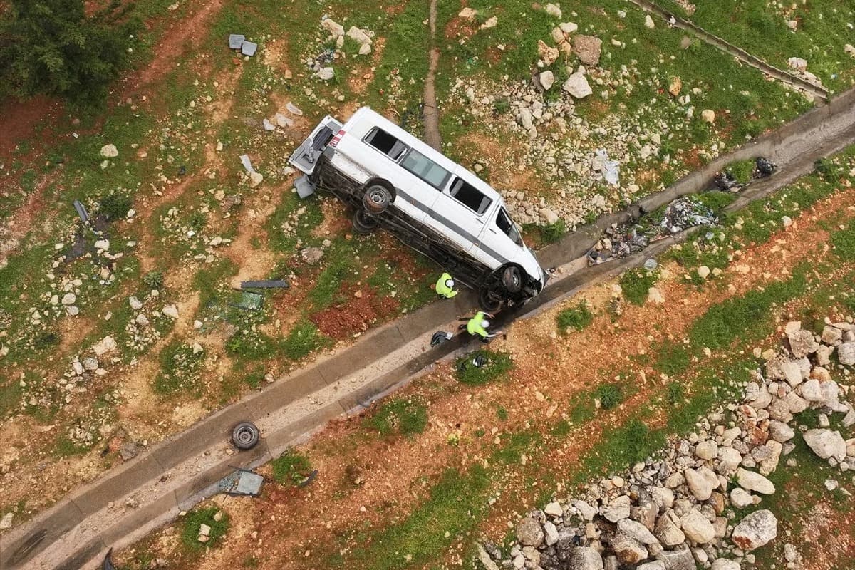 Gaziantep'te işçi servisi devrildi: 16 kişi yaralandı