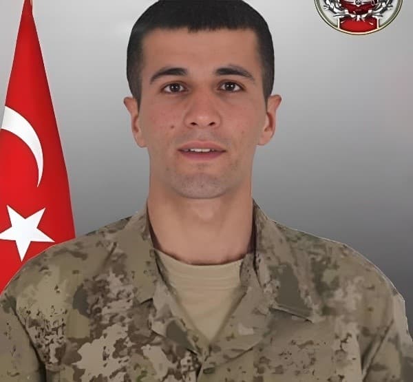 Şehitlerimizin baba evine Türk Bayrağı asıldı