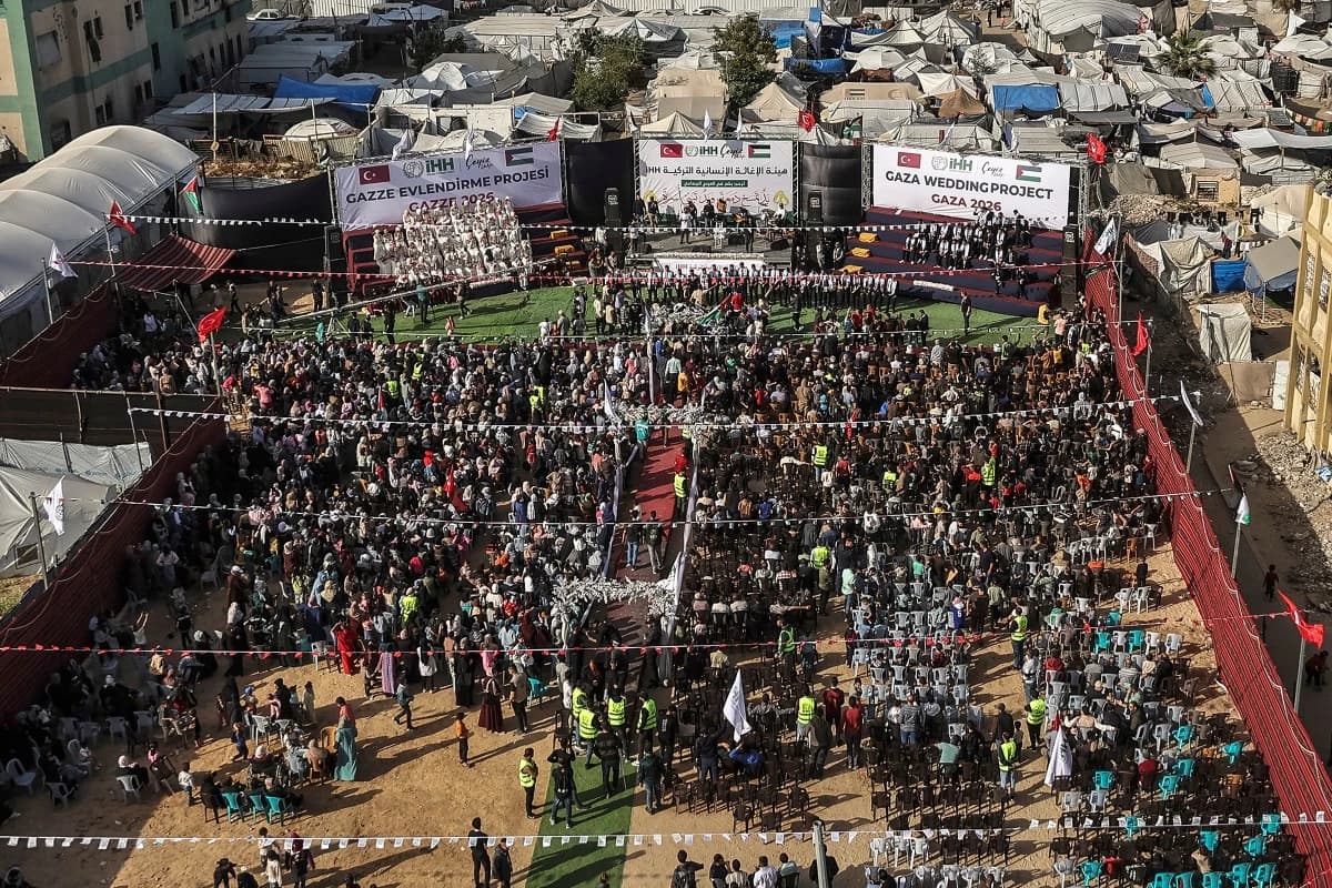 Gazze'de yıkıntılar arasında 50 çift için toplu düğün düzenlendi