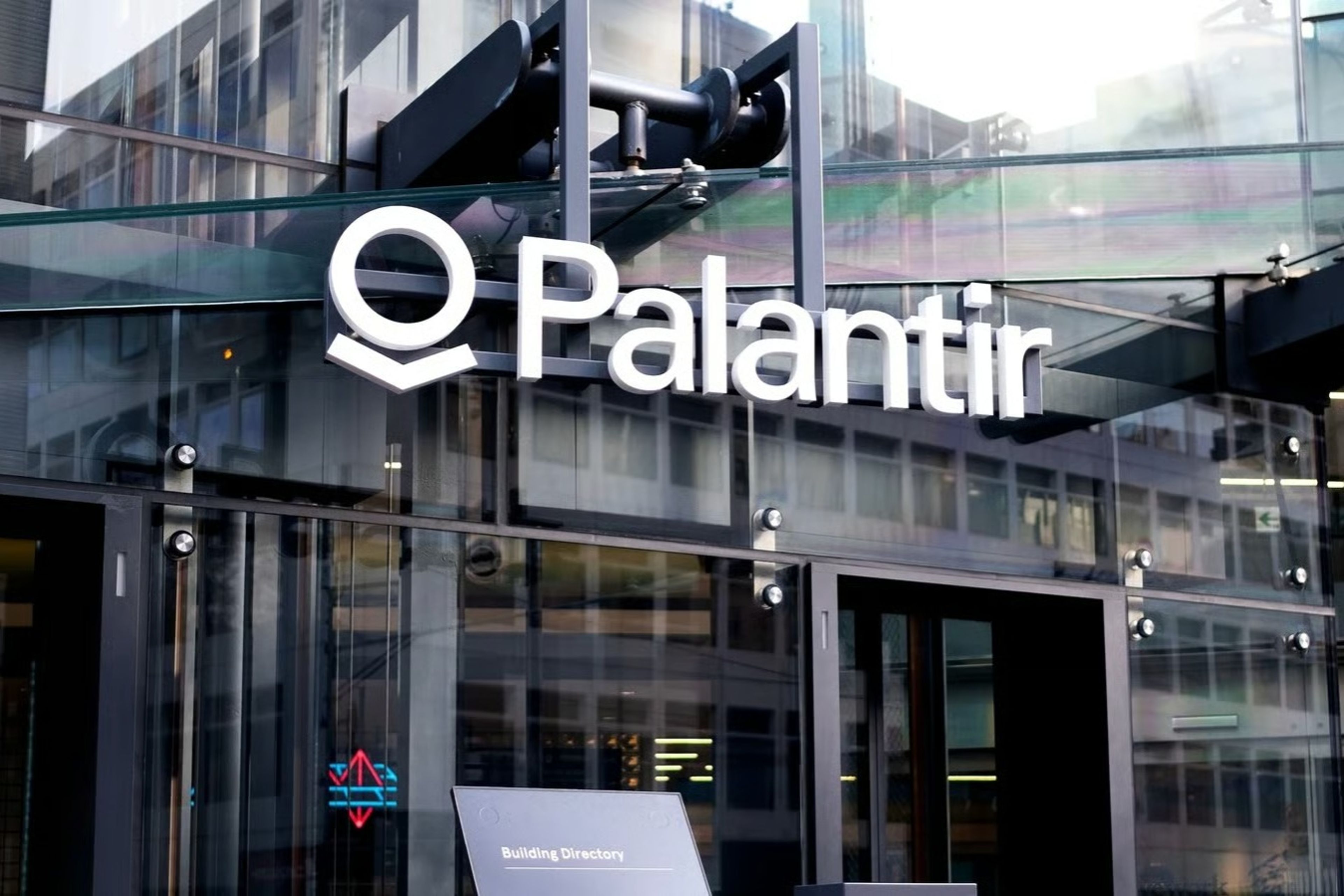 ABD’li veri şirketi Palantir İsviçre’de veri güvenliği ve dava tartışmalarının odağında