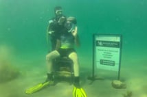 "Yapamazsın" diyenlere meydan okudu: Müşterisini denizin altında tıraş etti