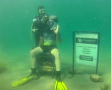 "Yapamazsın" diyenlere meydan okudu: Müşterisini denizin altında tıraş etti