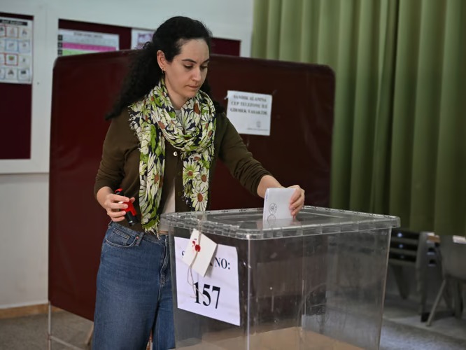 Kuzey Kıbrıs Cumhurbaşkanı'nı seçmek için sandık başında
