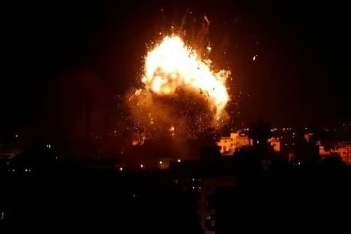 İsrail Suriye'de askeri üssün pistlerini vurdu