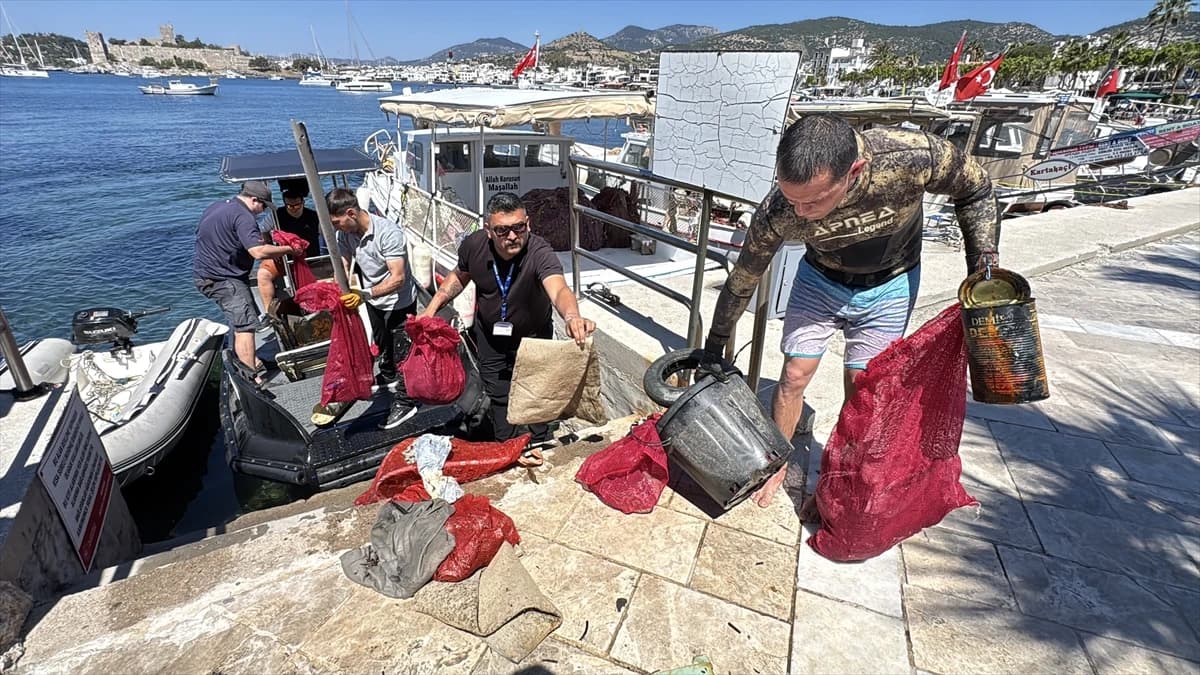 Bodrum'da deniz dibi temizliği: 250 kilogram atık çıkarıldı